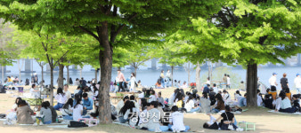 거리 두기 해제 첫 주말, 북적이는 한강공원[포토뉴스]