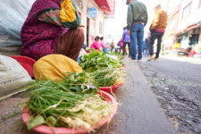 봄 향 가득한 나물전을 부쳐…스쳐 지나는 계절을 잠시 붙잡았다[지극히 味적인 시장]