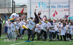 종이비행기 날리는 아프간 특별기여자 자녀들[경향포토]