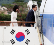 공군 1호기 오르는 윤 대통령 부부…나토 회의 참석차 출국[포토 뉴스]