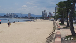연일 33도 폭염에 경북 해수욕장 주차장·식당들 벌써 장사진