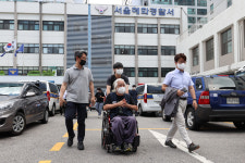 엘리베이터 없어 1층에서 ‘피의자’ 장애인 조사하겠다는 경찰…전장연 “경찰이 법 지키면 다시 오겠다”