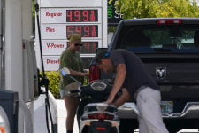 미국 휘발윳값 두달 만에 최저치…바이든 “정유사 가격 더 내려야”
