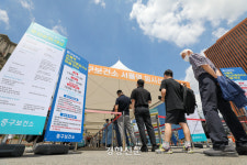 코로나19 신규확진 9만9327명, 석달 만에 다시 10만명 육박···위중증 168명