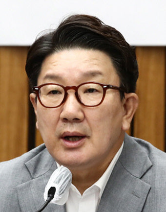 윤 대통령, 전용기 동승한 권성동에 “며칠 혼났겠다” 위로