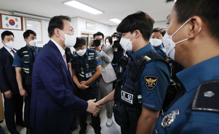 서울 경찰, 12·3 비상계엄 사태 수사 중인 특별수사단, 윤석열 대통령 등 11명 피의자로 입건해 출국금지 검토 중