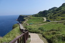 ‘수려한 경관’ 제주 송악산, 난개발 논란 접고 보존정책 세운다