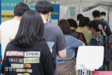 코로나19 신규확진 10만7894명···위중증 310명, 78일만에 300명대