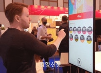 ‘손 안 대고 터치’, ‘연 날려 충전’···IFA에서 만난 스타트업