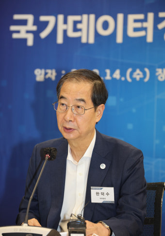 한덕수 “데이터 신산업 낡은 규제 과감히 혁파”···마이데이터 통신·의료까지 확대