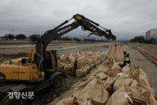 제14호 태풍 난마돌 북상에 비상인 포항[경향포토]