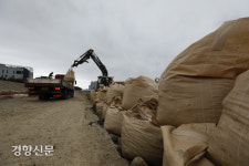 제14호 태풍 난마돌 북상에 비상인 포항[경향포토]