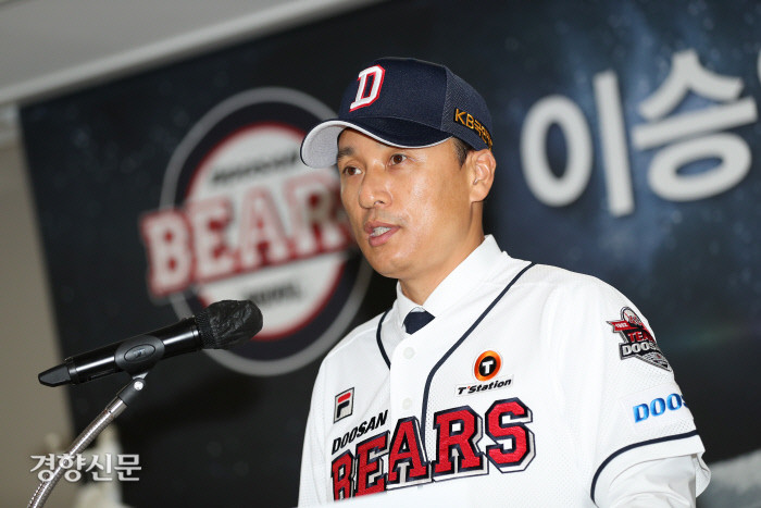 이승엽 두산 감독, 2년 연속 가을무대 초입서 실망…KT에 2연승으로 물러나