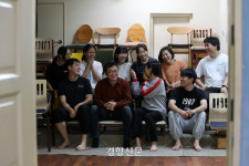 관객 줄잇는 언덕길 작은 주택···15년차 극단 ‘하땅세’ 공연장입니다