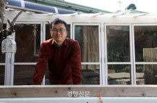 관객 줄잇는 언덕길 작은 주택···15년차 극단 ‘하땅세’ 공연장입니다