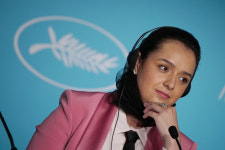 ‘여성, 삶, 자유’ 히잡 벗은 사진으로 연대하는 이란 배우 타라네 알리두스티[플랫]