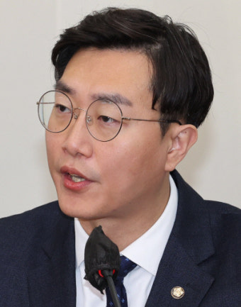 대통령실, ‘김건희 여사 콘셉트 사진’ 발언 장경태 의원 형사고발