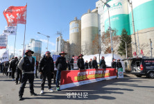 사상 첫 업무개시명령···시멘트 화물기사들 “반헌법적 명령 거부”