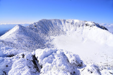 겨울 한라산 백록담 등반 “어렵다 어려워” 예약경쟁 치열