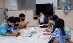 어르신만 있던 ‘경로당’에 아이들이? 지역 자원 모이는 공공공간으로[현장에서]