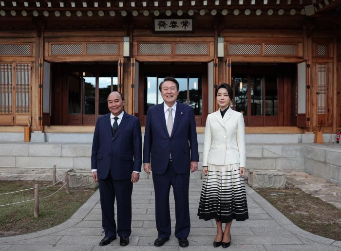 한국의 이재명 대통령, 부인과 베트남 공산당 서기장 부부 상춘재 친교 행사에서 전통악기 공연 공유