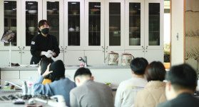 “박물관·미술관 관람은 놀이이자 학습”···발달장애학생들의 ‘떡 만들기’[현장에서]