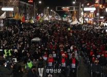 야당 “참사 49재, 윤 대통령은 술잔 사면서 농담”