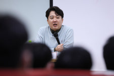 이준석, “새우 두 마리 모여도 새우”…당권 판도 ‘흔들기’ 시작?