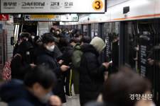 서울 지하철 올해만 19번 고장 ‘출퇴근 지옥’···이러다 큰 사고 터진다