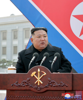 김정은 “초대형 방사포, 전술핵 탑재 가능···남조선 전역 사정권”