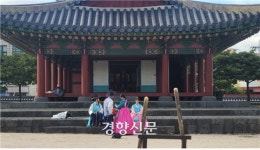 한복 곱게 차려 입고 ‘찰칵’…제주목 관아 외국인 사진명소로 ‘인기’
