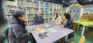 “음식 먹고 책에 낙서해도 OK”···산골 ‘전의마을도서관’[현장에서]