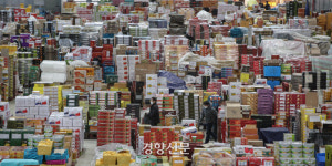 설 앞둔 도매시장…가득 쌓인 ‘고마운 마음들’[포토뉴스]