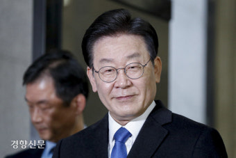 검찰 청사 나서는 이재명 대표
