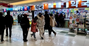 “당분간은 그냥 쓸래요”…‘3년 습관’을 하루 아침에 벗어버리긴 힘들었던 마스크 의무해제 첫날 표정