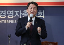 “박정희 공항” “박근혜 생일축하 행사”···국민의힘 당권주자 TK 결집