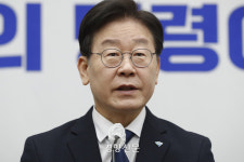 이재명 “문자폭탄 내부 공격 중단해달라···원팀으로 뭉치자”