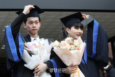 마스크 벗고 자축...코로나 대학 생활 끝[정동길 옆 사진관]