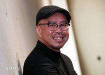 ‘빵야’로 돌아온 극작가 김은성, 역사의 엑스트라에게 전하는 위로