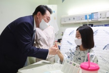 어린이병원 방문한 윤 대통령 “소아과 기피, 의사 아니라 정부 정책 잘못”