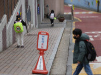 ‘스쿨존 사고’ 언북초 후문, 일방통행 된다…개학 전 주변 통학로에 보도 설치