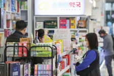 20일부터 대중교통서 마스크 벗는다…마트 안 약국에서도