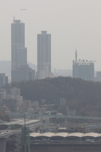 황사탓 ‘위기  경보’에 ‘미세먼지 경보’도…토요일까지 미세먼지 나쁨