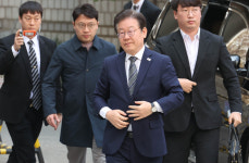이재명 “처벌 원치 않아”···계란 던진 남성 석방 조치