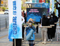 “벨라는 살고 싶다”…환경단체 벨루가 방류 이행 촉구[정동길 옆 사진관]