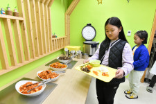 천원으로 맛보는 ‘따뜻한 집밥’···노원구 ‘아동식당’ 가보니[현장에서]