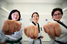‘아이들만 하는 태권도?’ 편견에 화끈한 날아차기···4050여성 ‘고군분투 수련기’