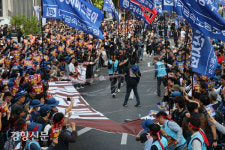 총력투쟁대회 갖는 전국금속노동조합[경향포토]