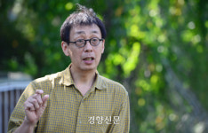 ‘좋아요’에 숨겨진 수탈, 챗GPT에 가려진 착취···백욱인 ‘인공지능 시대 인간의 조건’