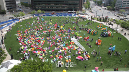 세계 책의 날…광장에서 ‘독서삼매경’[정동길 옆 사진관]